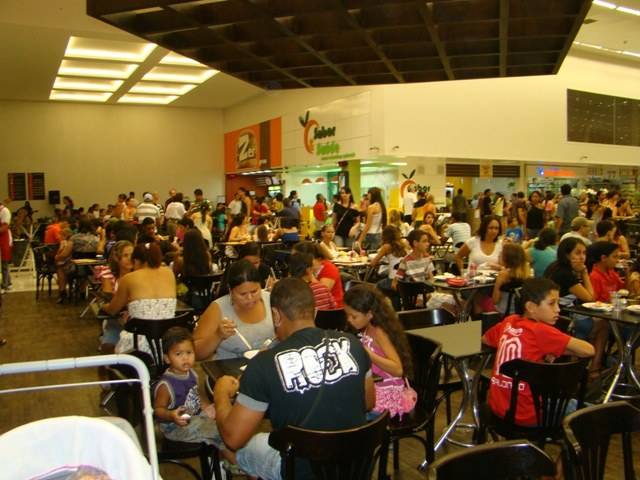 Preços baixos e ônibus grátis garantem público recorde em shopping vilhenense