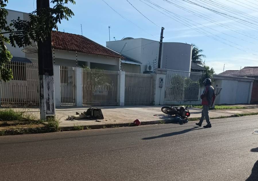 URGENTE: rapaz que estava indo para o trabalho de moto é derrubado e executado a tiros no meio da rua, em Vilhena