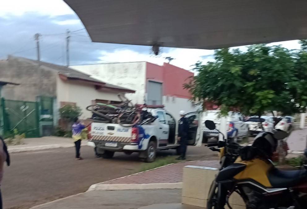 ASSISTA VÍDEO: após PM flagrar grupo com maconha em praça, mãe de adolescente desacata guarnição e acaba presa, em Vilhena