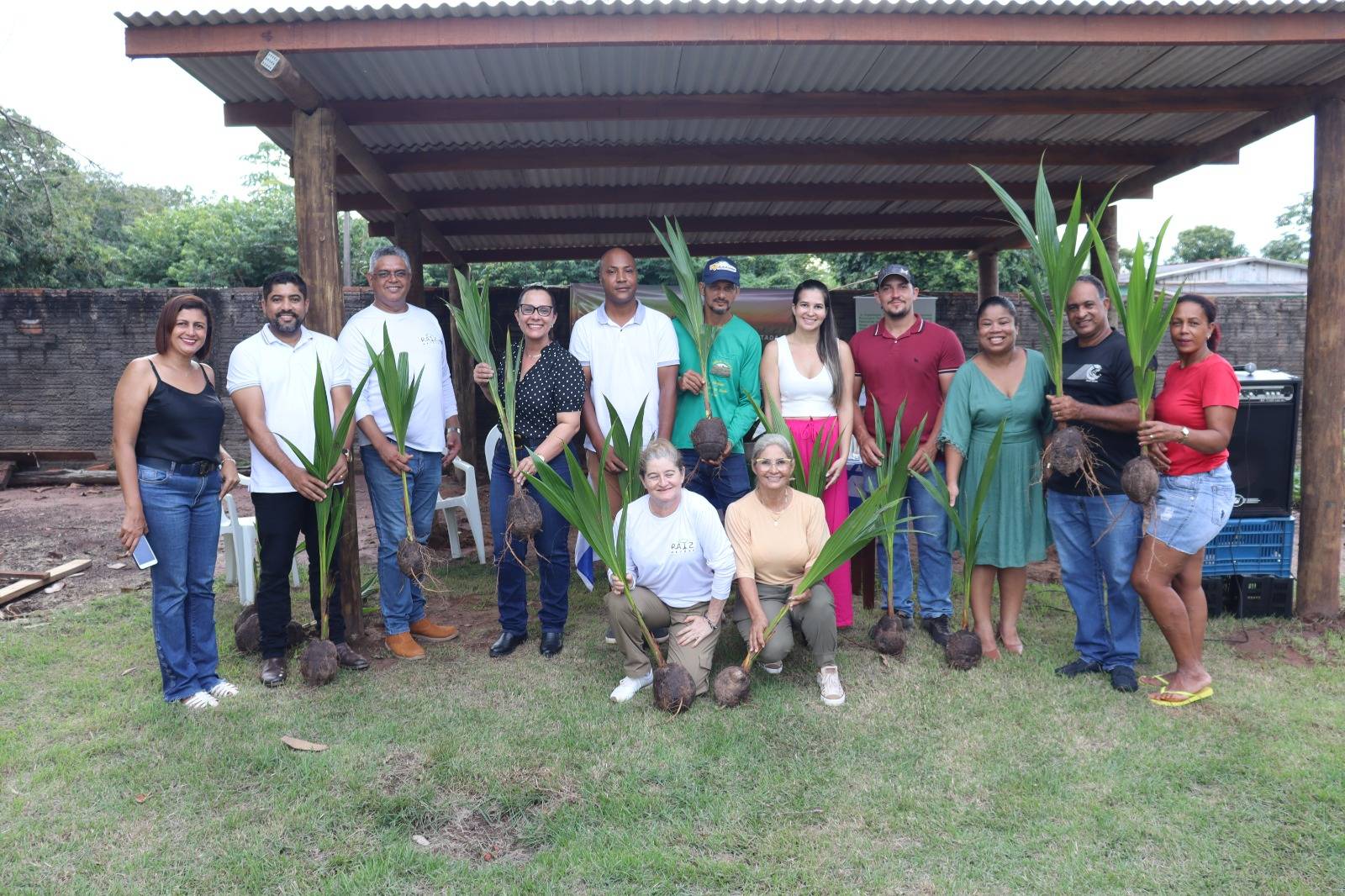 Deputada Rosangela Donadon entrega mudas de coco para agricultores de Primavera de Rondônia, impulsionando a agricultura familiar