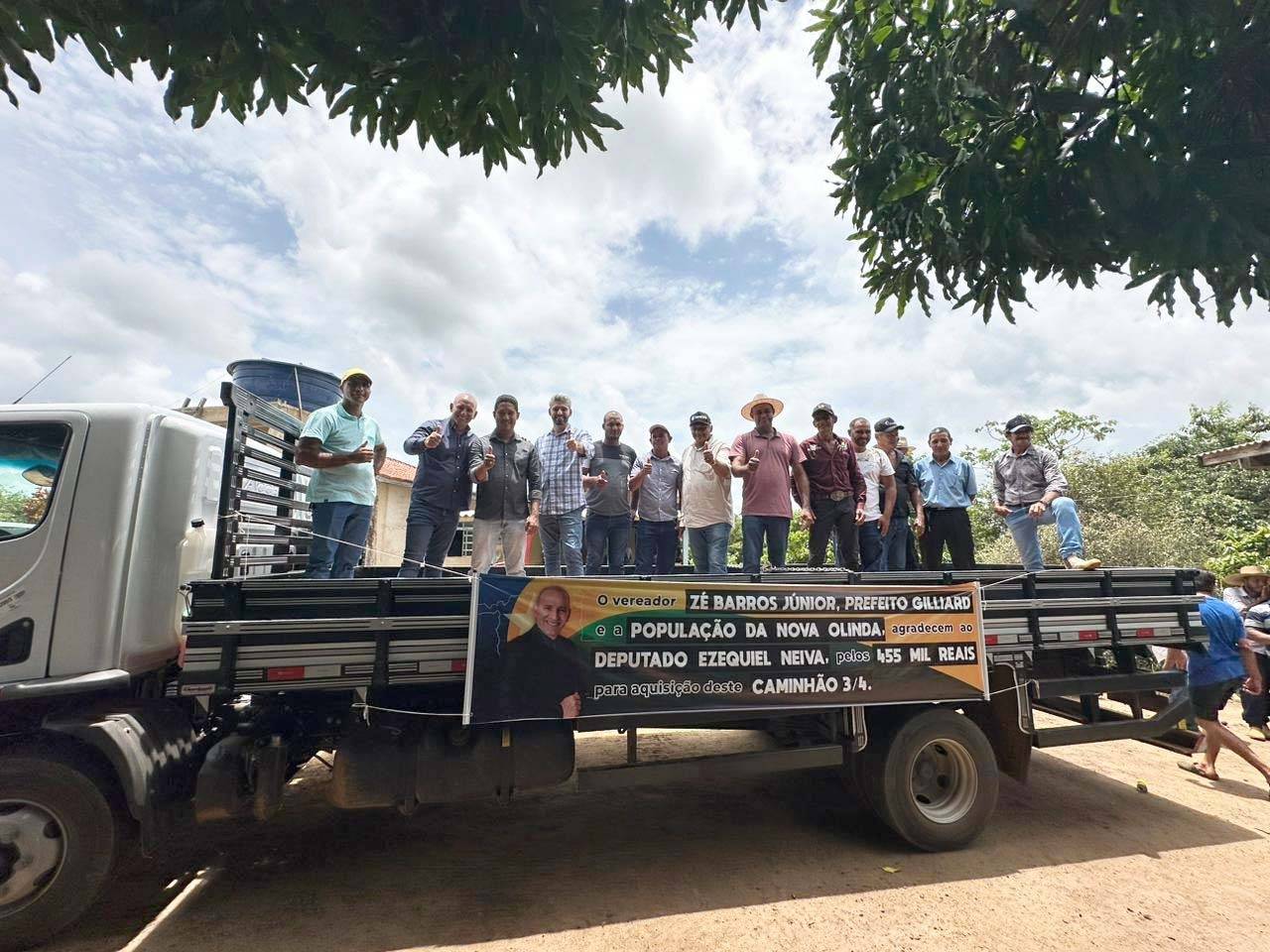 Em Theobroma, deputado Ezequiel Neiva atende comunidade de produtores rurais com a entrega de caminhão