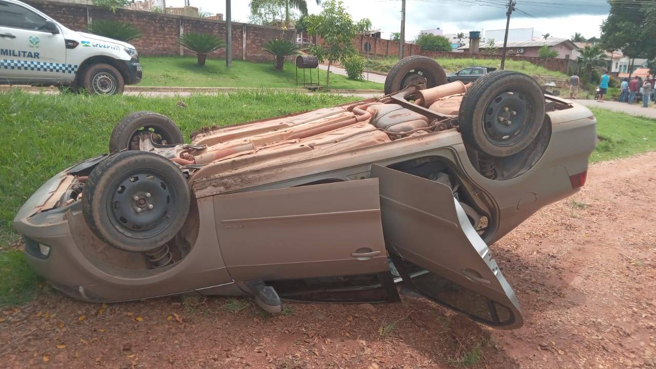 ASSISTA VÍDEOS: carro com mulher e bebê a bordo capota em via pública após batida em cruzamento em Colorado do Oeste
