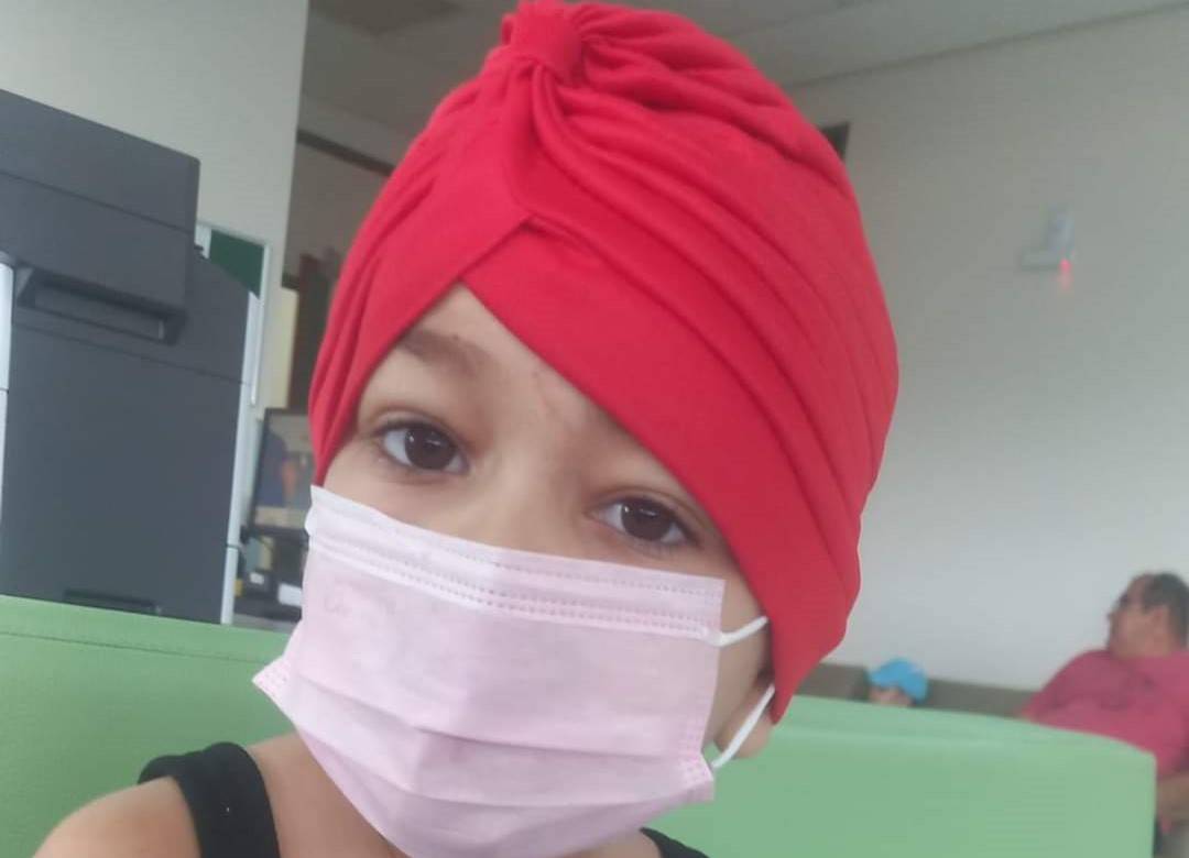 SAIBA COMO AJUDAR: família de menina vilhenense de 08 anos que luta contra leucemia desde 2022 vende rifa para cobrir gastos