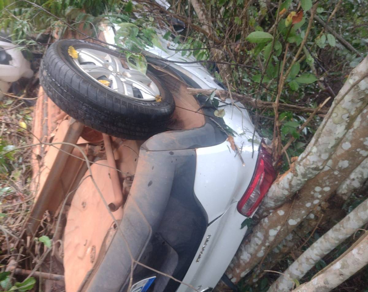 VÍDEO: com marido PM a bordo, secretária de Educação de Chupinguaia capota na BR 364 e carro oficial vai parar no meio do mato