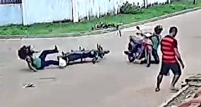 ASSISTA VÍDEO: motos batem em cruzamento e pedestre escapa por pouco de ser atingido, em Vilhena