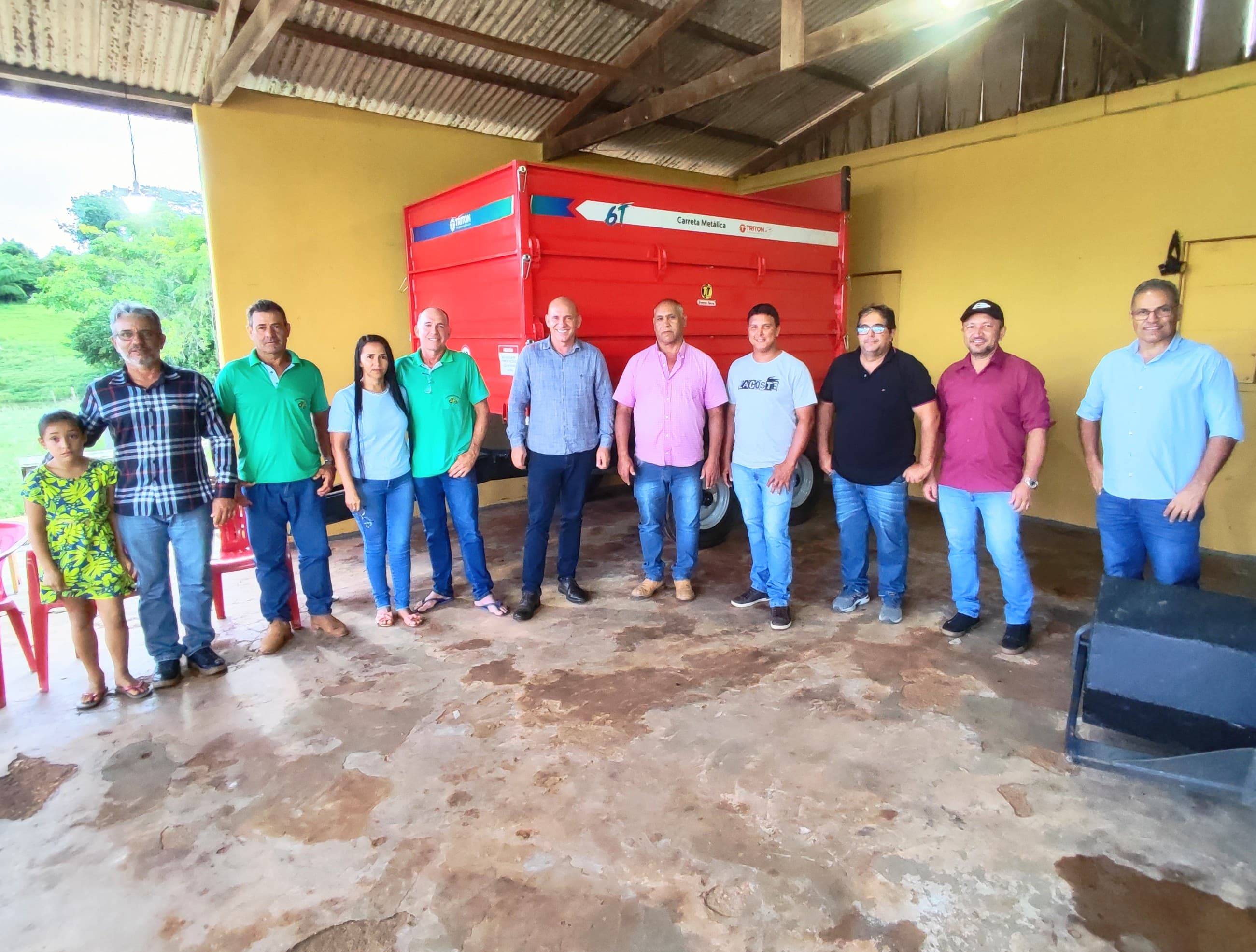 Associação Rural no limite entre Cerejeiras e Corumbiara recebe carreta basculante do deputado Ezequiel Neiva