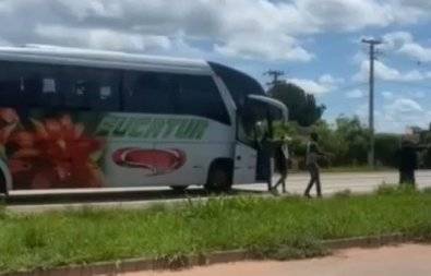Em MT, venezuelano armado com faca é preso após invadir ônibus que passaria por Vilhena e manter 19 passageiros reféns