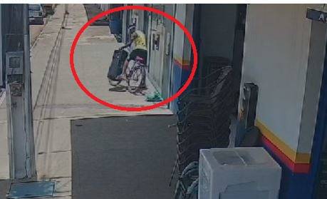 ASSISTA VÍDEO: ladrão furta loja de móveis em Vilhena e foge levando caixa de som em bicicleta
