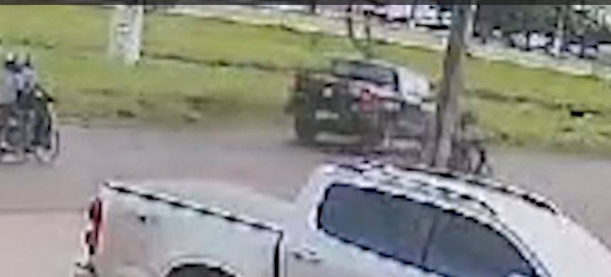 VEJA VÍDEO: em avenida movimentada de Vilhena, ciclista “voa” após ser atingido por caminhonete