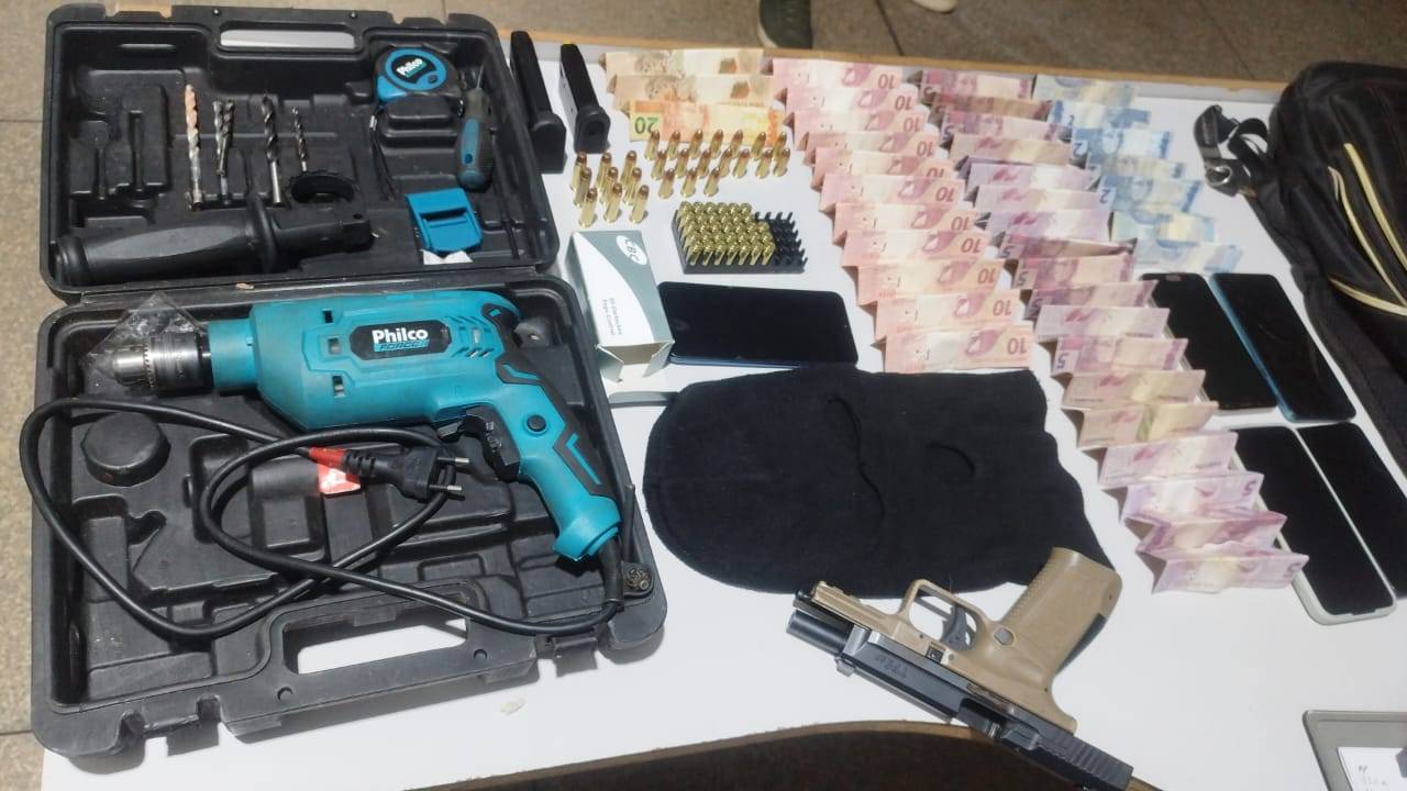 Polícia encontra esconderijo de facção criminosa e apreende pistola que teria sido usada para matar homem e cachorro, em Vilhena