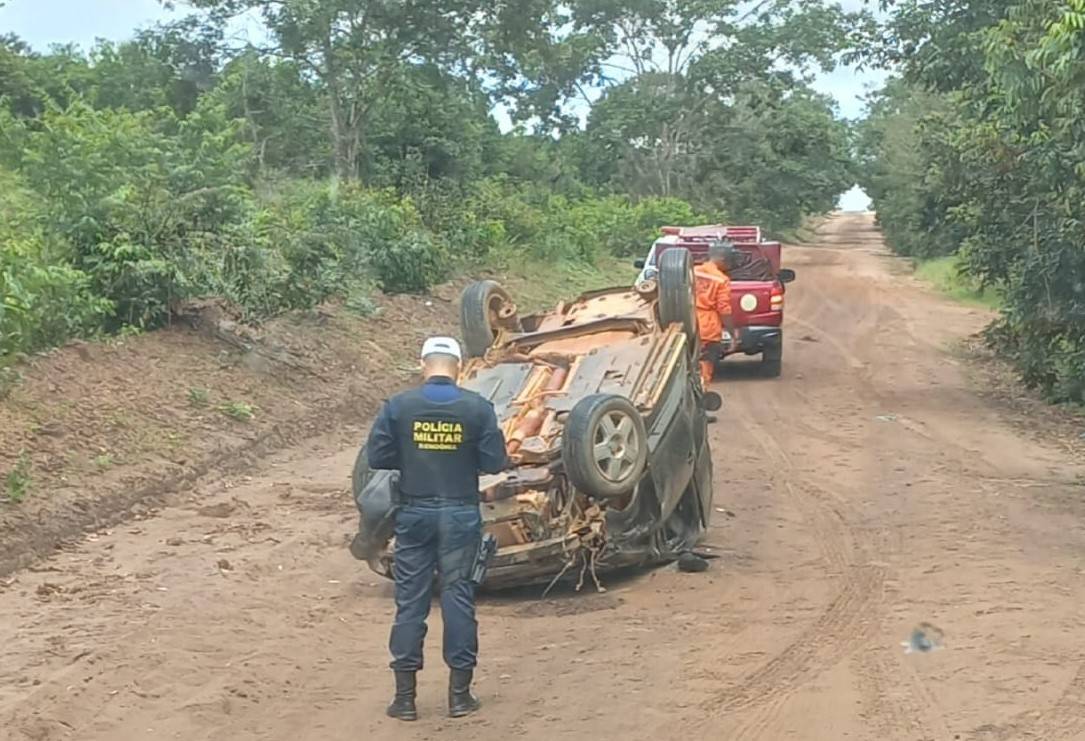 Com pai e filho a bordo, carro capota em estrada na zona rural de Vilhena e Corpo de Bombeiros é mobilizado