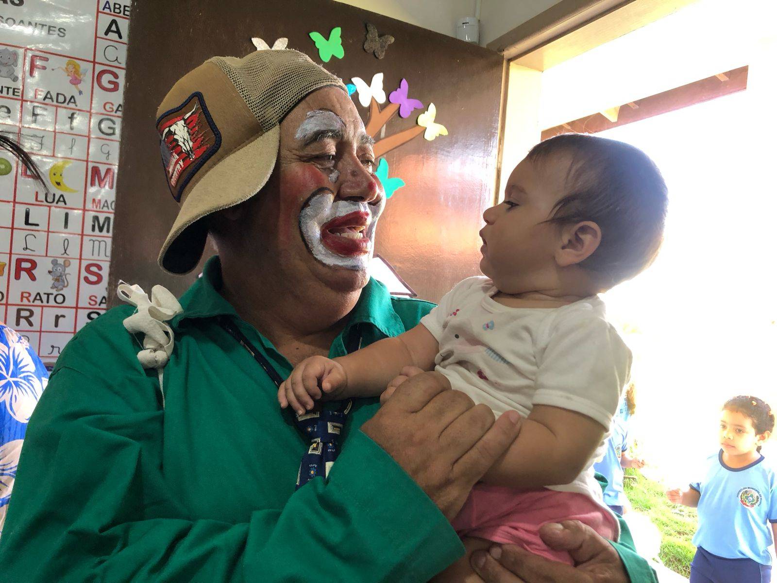 Convidado para ministrar palestra em escola pública, vereador-palhaço distribui algodão doce e se emociona, em Vilhena