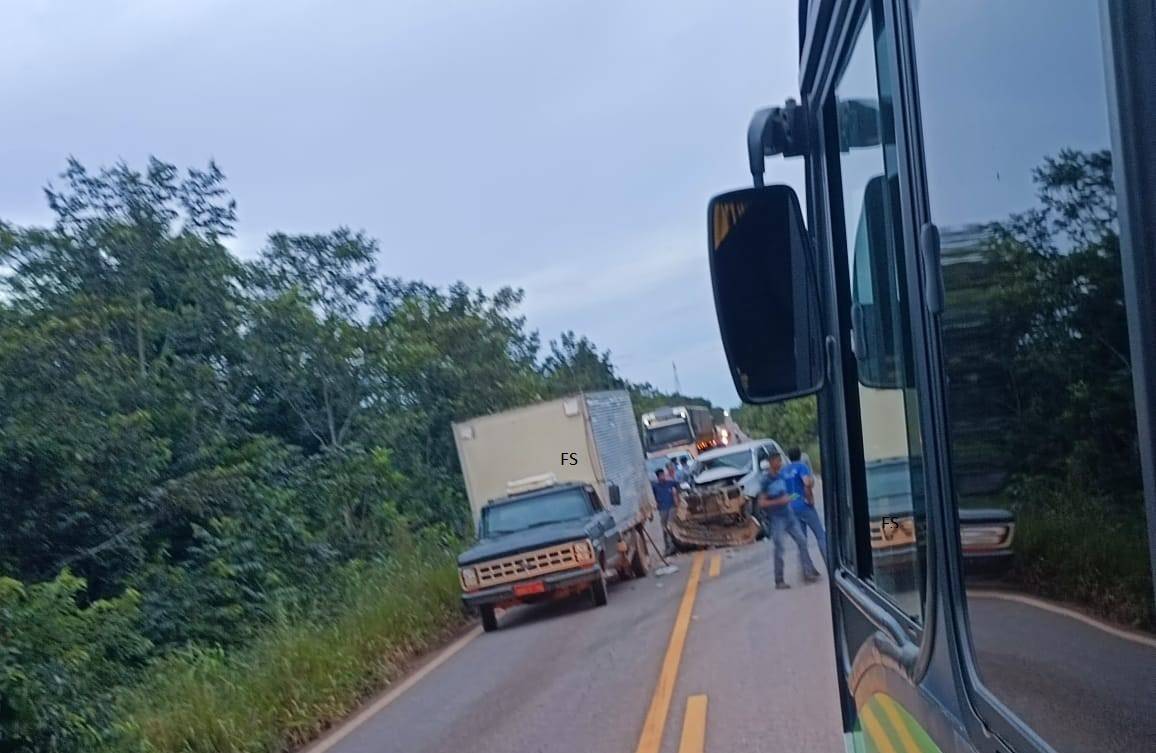 Bombeiros de Vilhena são acionados e resgatam mulher presa a ferragens após picape bater em caminhão na BR 435