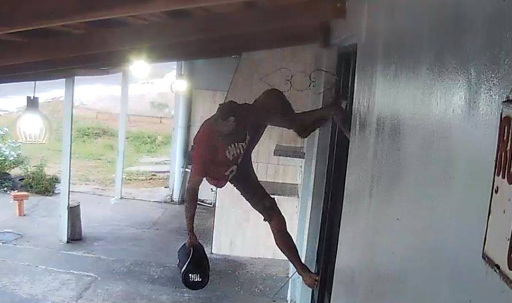 VÍDEOS: ladrão que chegou a ser preso 14 vezes na mesma semana é filmado furtando restaurante em plena luz do dia no centro de Vilhena