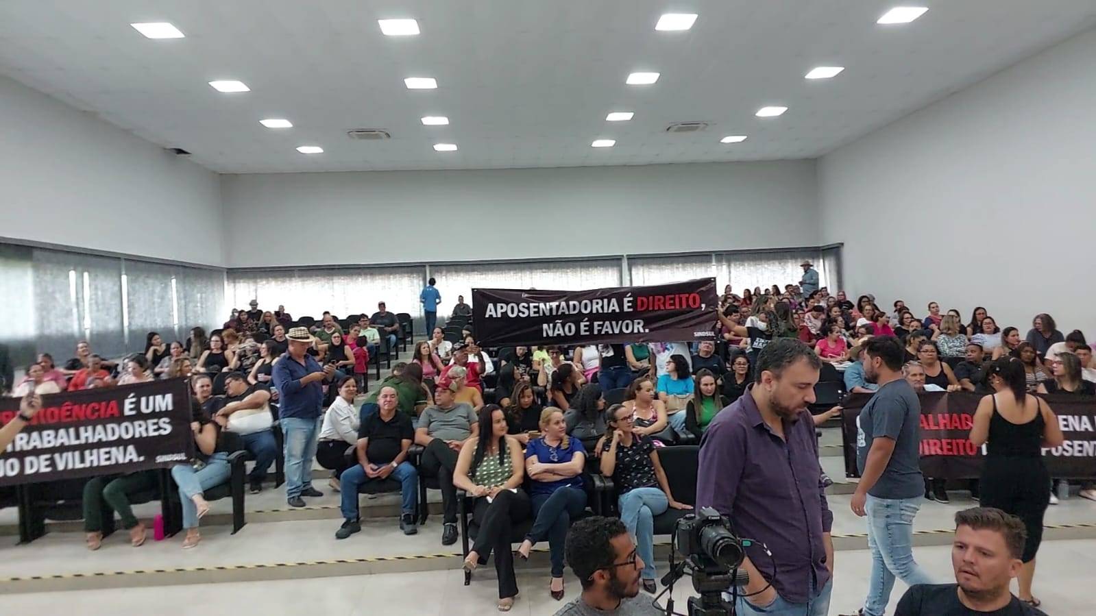 ASSISTA VÍDEOS: servidores lotam Câmara em sessão decisiva, mas pedido de vistas adia votação de reforma previdenciária em Vilhena