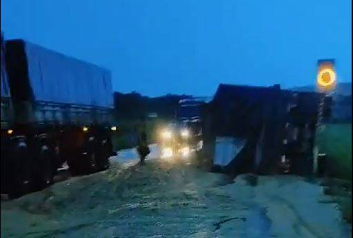 ASSISTA VÍDEO: reboque de carreta desengata, soja fica espalhada na pista e BR 364 é interditada nos dois sentidos, em Vilhena