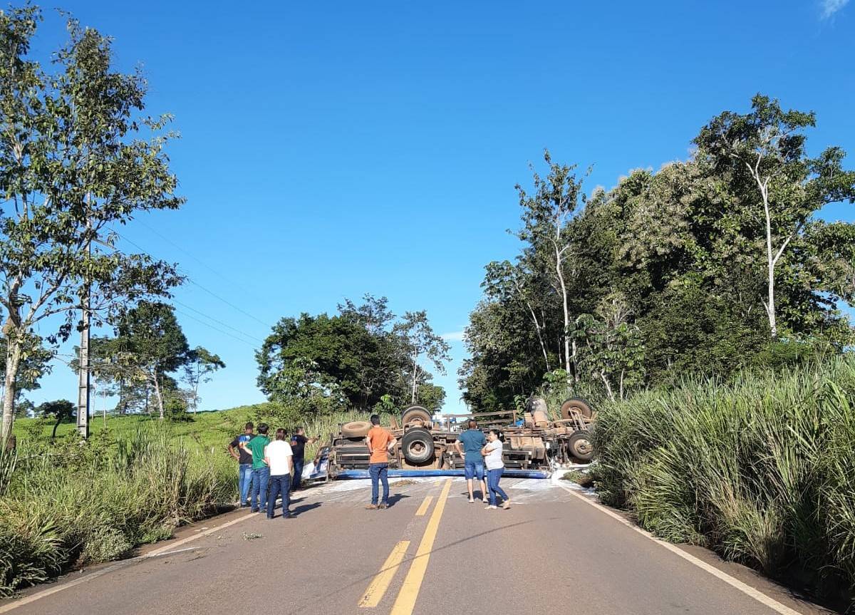 Rodovia que liga Vilhena a outras cidades do Cone Sul de Rondônia está totalmente bloqueada após caminhão com tintas tombar