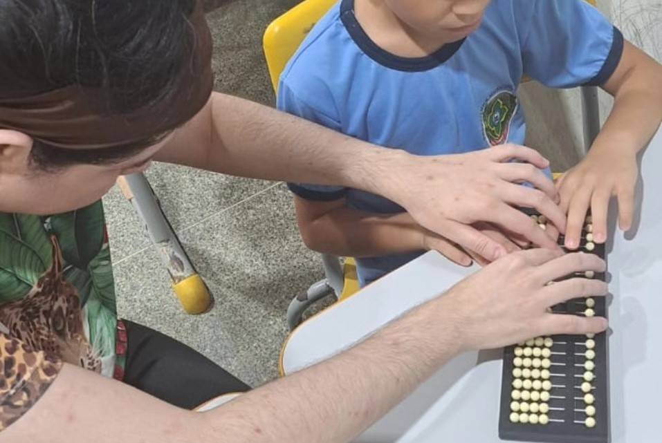 Pedagoga que nasceu cega atua como voluntária em escola púbica de Vilhena para ajudar aluno de 07 anos a vencer obstáculos