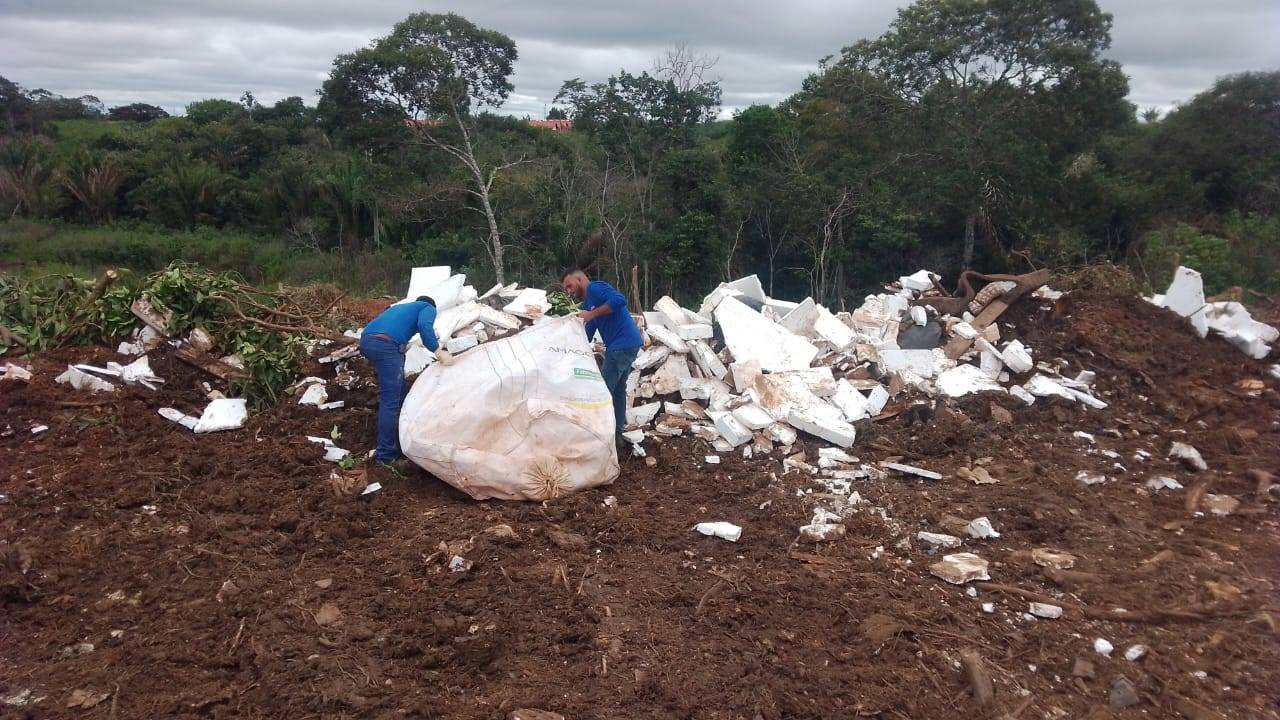 Vilhena: após denúncia na Polícia Ambiental, funcionários da prefeitura recolhem isopor descartado por empresa em lixão a céu aberto