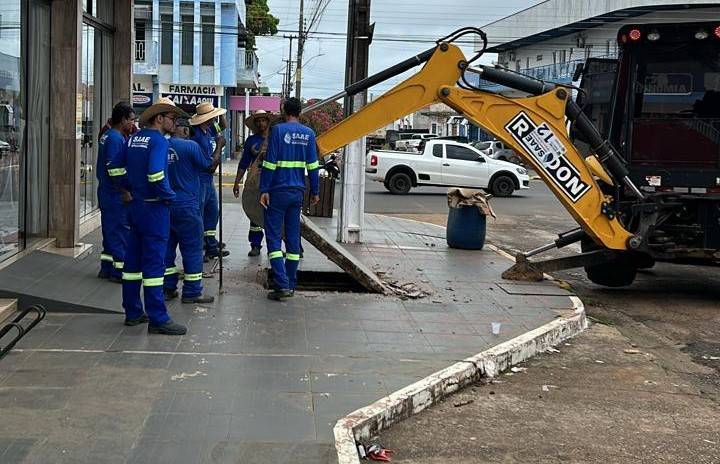 No Dia Mundial da Água, SAAE descobre contaminação na rede de distribuição causada por fossa na calçada em avenida central de Vilhena
