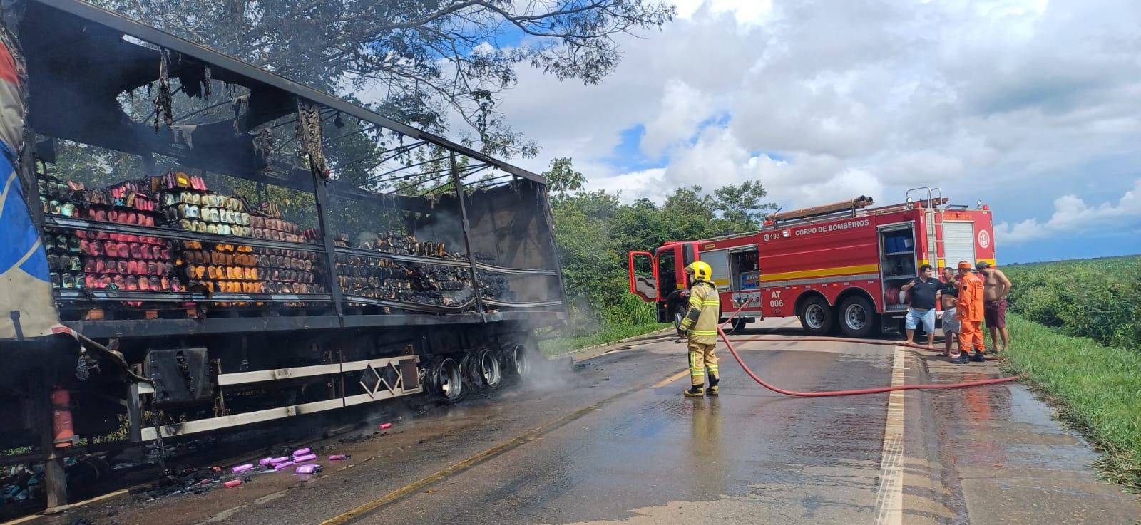 Caminhão que vinha de Mato Grosso pega fogo na BR 364 quando chegava em Vilhena e Bombeiros levam 45 minutos para controlar chamas