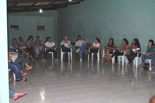 Prefeito é criticado por não ir a reunião e professores municipais mandam recado