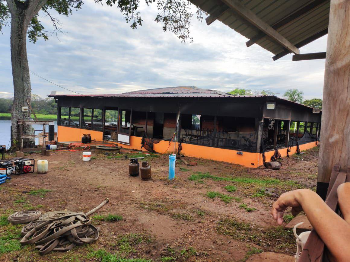 Fotos mostram destruição após explosão que deixou jovem com queimaduras; rapaz de 20 anos saiu de Vilhena hoje em UTI aérea