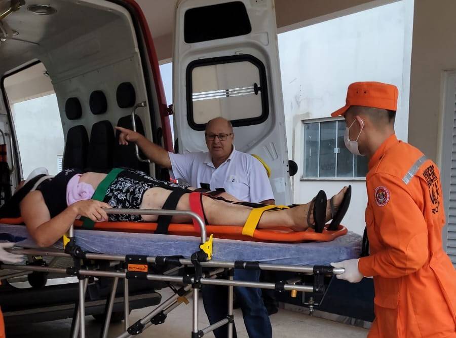 Vindo de Cabixi com 01 homem e 03 mulheres a bordo, carro roda na pista, atinge carreta e mulher morre na BR 435