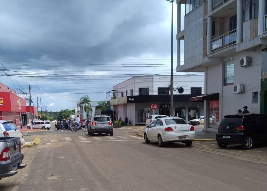 Acidente violento envolvendo motocicleta é caminhonete é registrado em cruzamento na região central de Vilhena