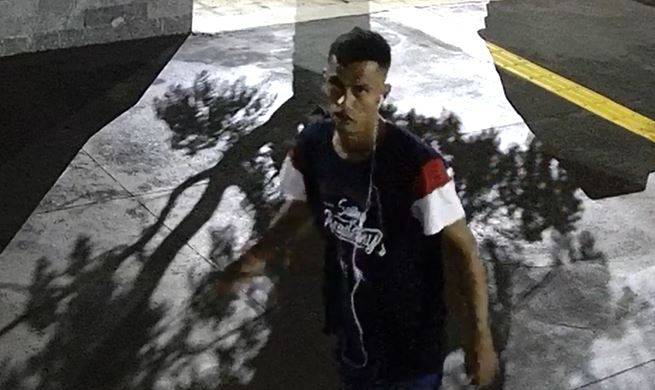 ASSISTA VÍDEO: rapaz é filmado furtando câmeras de monitoramento instaladas em prédio do Ministério Público, em Vilhena
