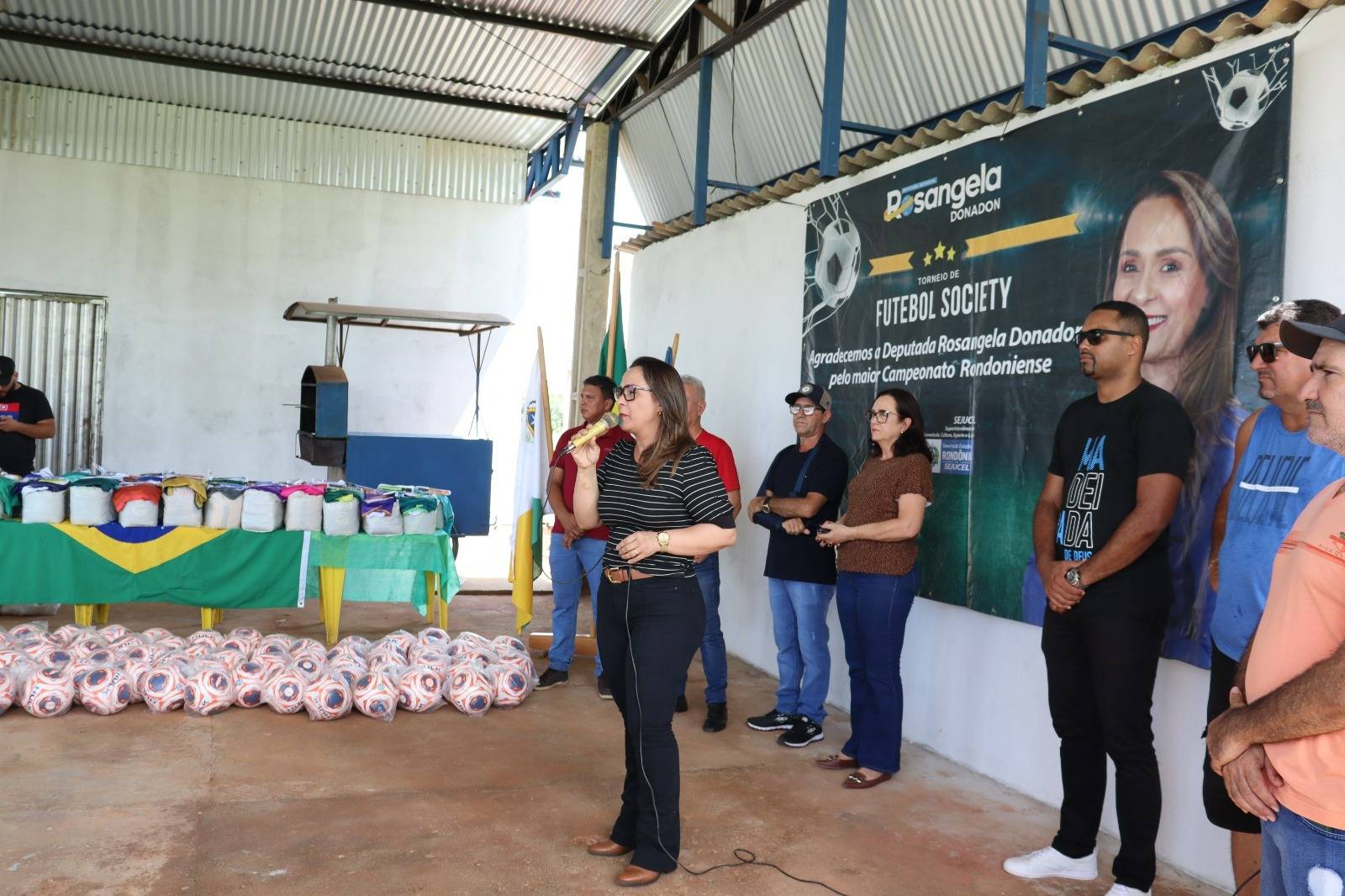 Deputada Rosangela Donadon entrega material esportivo e uniformes para atletas em Cerejeiras e Pimenteiras do Oeste
