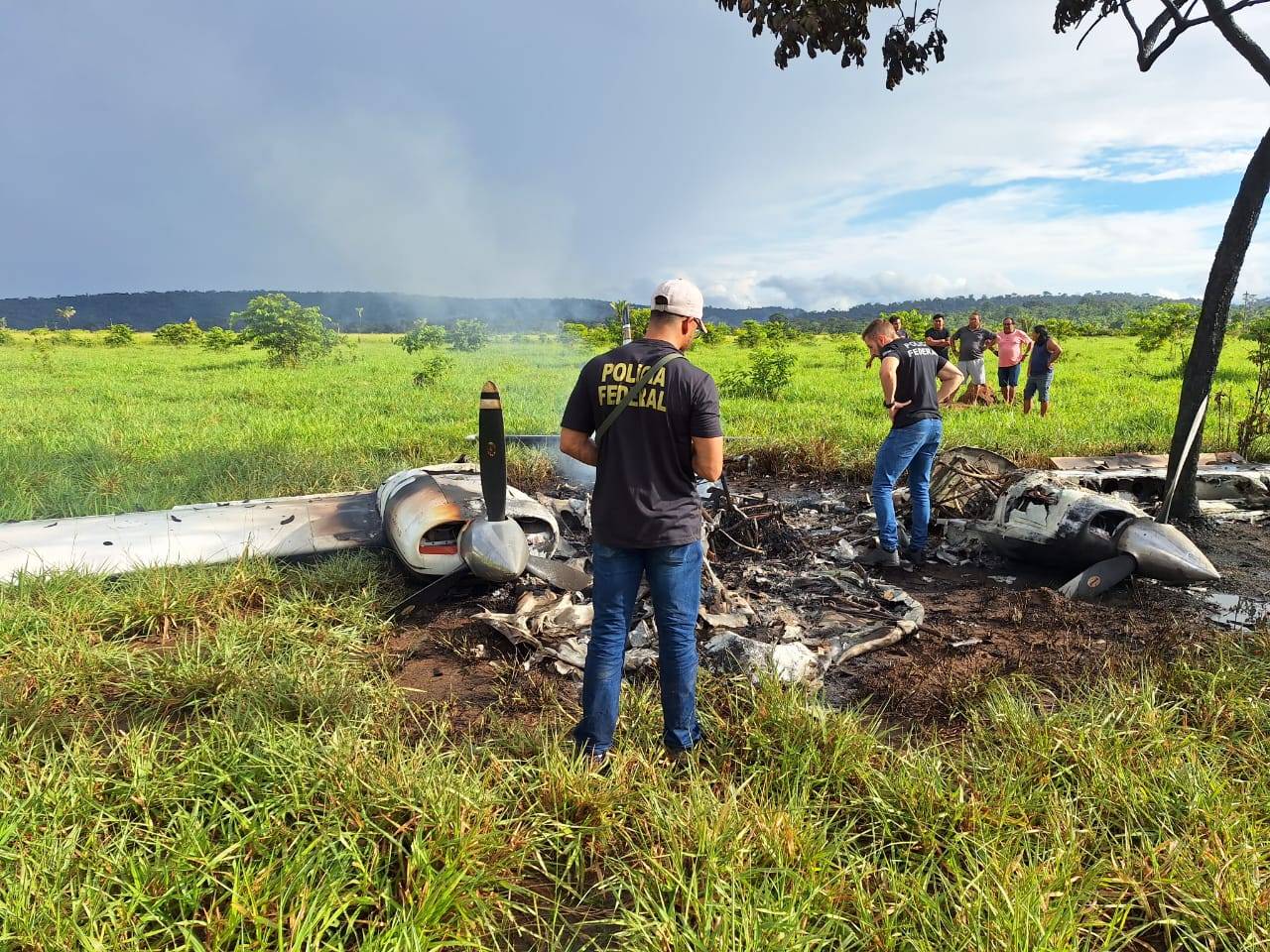 Após atearem fogo a avião, traficantes sequestram motorista de ambulância e acabam presos em Rondônia