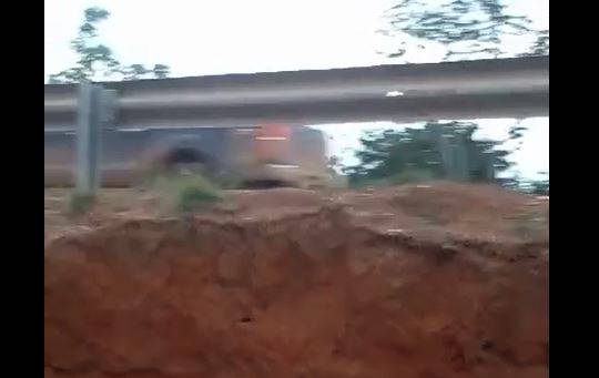 ASSISTA ASSISTA VÍDEOS: chuvas se intensificam e erosão ameaça “engolir” asfalto em trecho da BR 435 próximo à cidade de Cerejeiras
