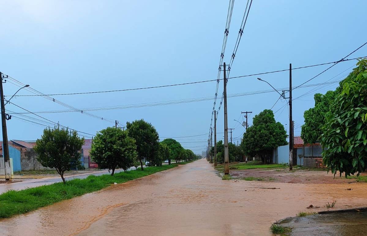 ASSISTA: vídeos mostram avenidas alagadas em Vilhena após temporal; situação se repete todos os anos na cidade