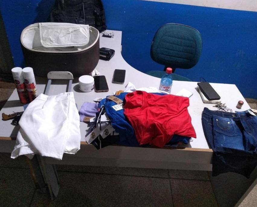 Polícia recupera roupas furtadas em loja, identifica autores do crime e prende traficante que receptou o material e pagou com drogas
