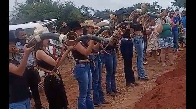 VEJA VÍDEOS: com modelos tocando berrantes e estalando chicotes, patrão homenageia vaqueiro que morreu enfrentando câncer em RO