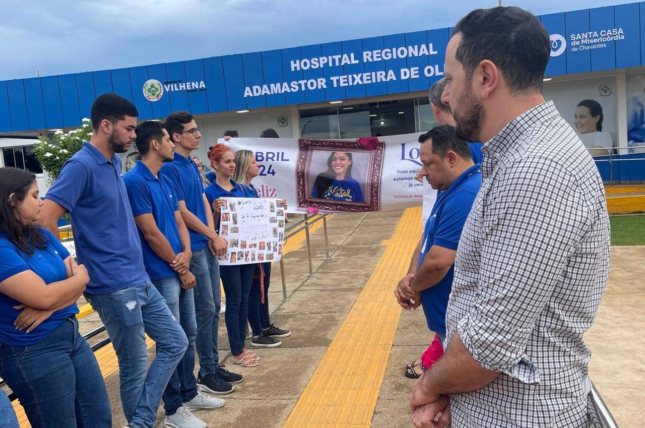 ASSISTA VÍDEO: prefeito se junta a amigos de jovem acidentada que está na UTI e canta “parabéns” na porta de hospital, em Vilhena