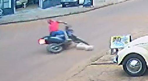 ASSISTA VÍDEO: motociclista passa por cirurgia após atropelar cachorro e cair de motocicleta em rua de Vilhena