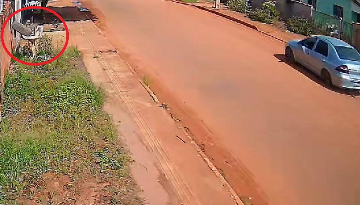 ASSISTA VÍDEOS: câmeras de monitoramento registram lixeira de concreto sendo destruída por “pneu desgovernado” em bairro de Vilhena