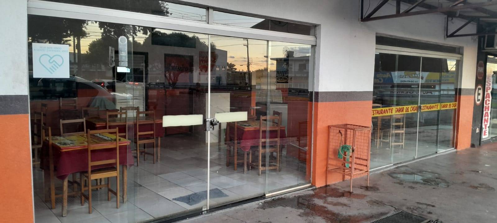 VEJA VÍDEO: moradores de rua que viralizaram ao tomarem banho em canteiro de avenida evitam furto a restaurante, em Cacoal