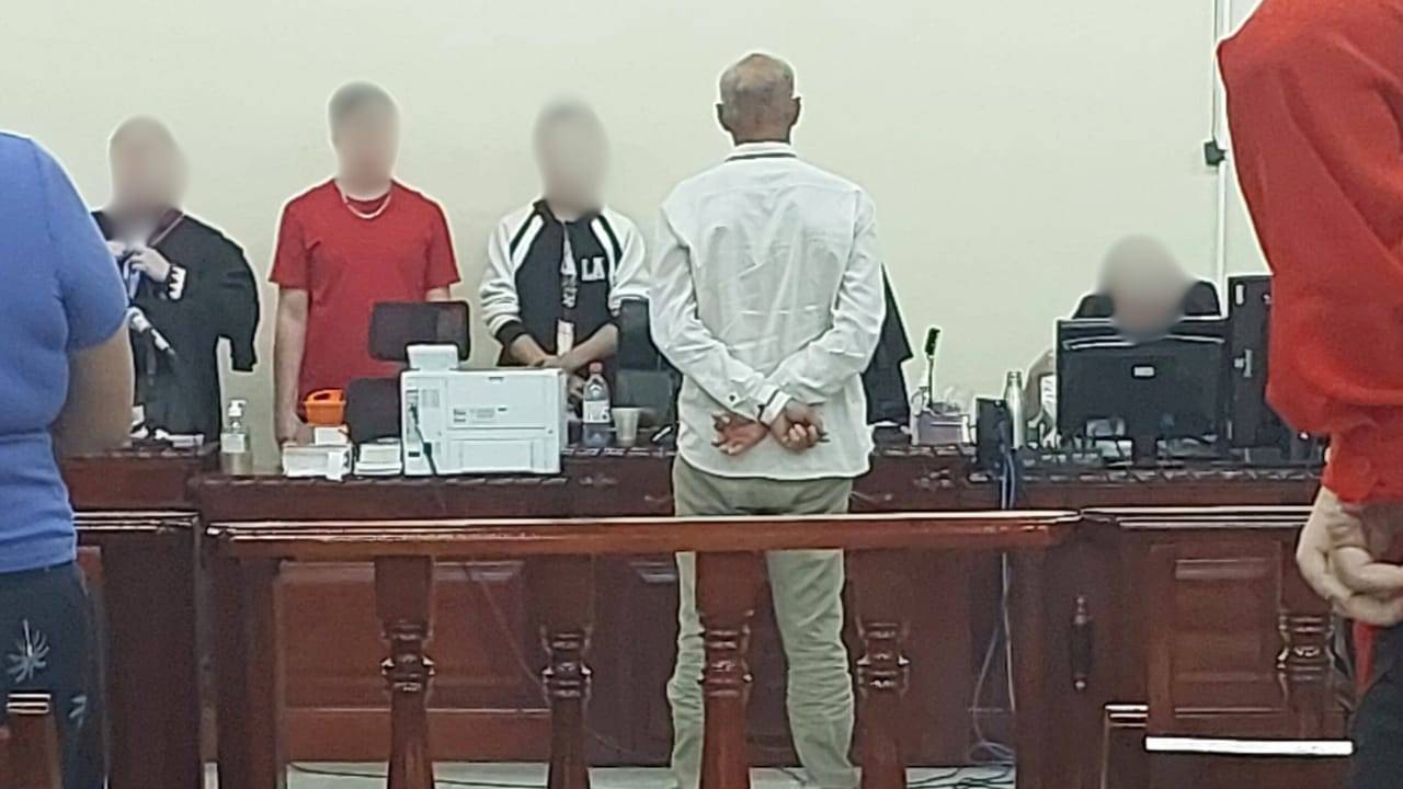 Pedreiro e filho que tentaram matar homem a tiros e golpes de “katana” são condenados, em Vilhena; crime foi filmado