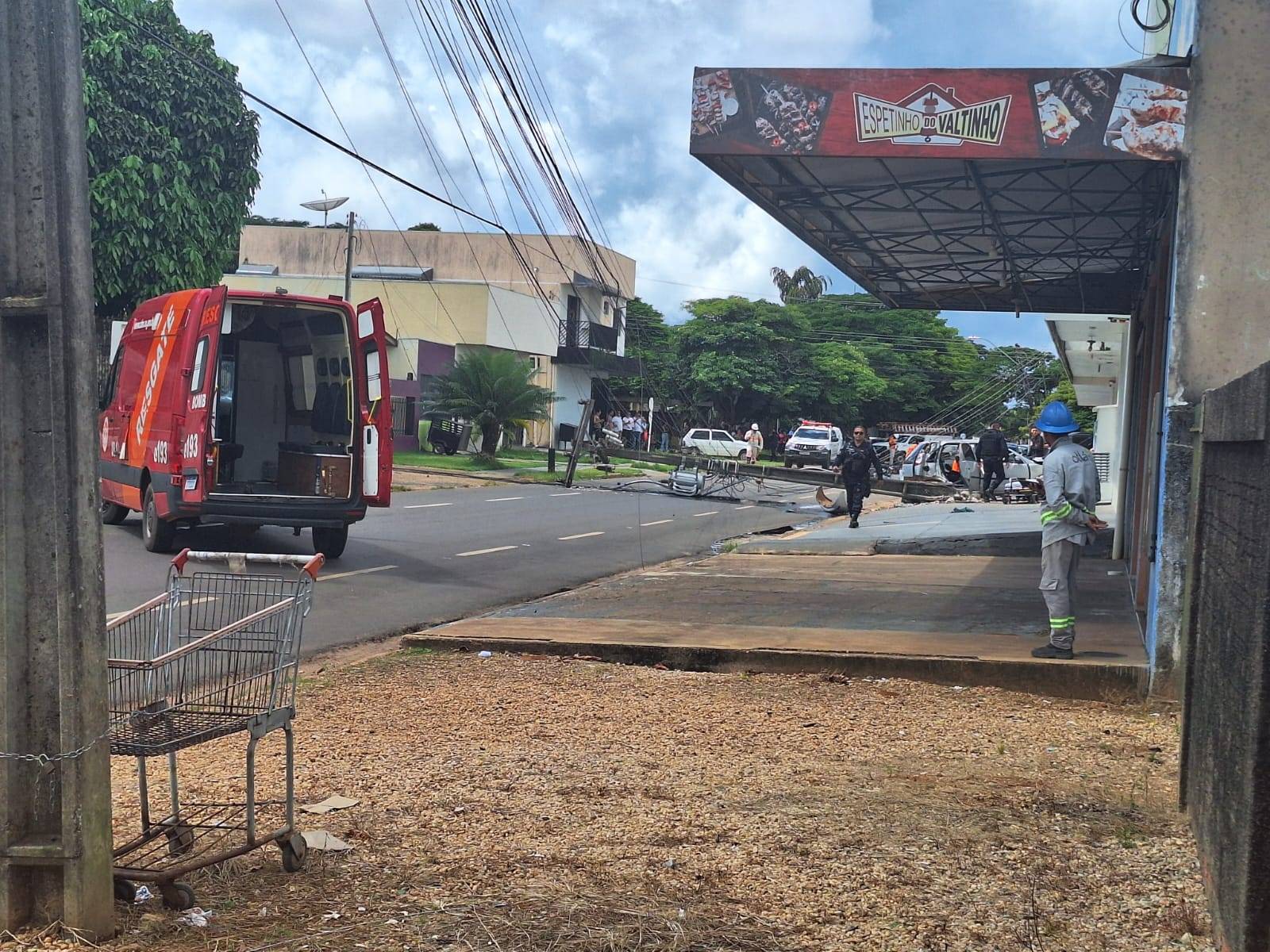VÍDEO: Após bater em outro, veículo atinge e derruba poste no centro de Vilhena