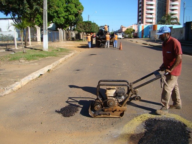 Homens e máquinas recuperam pavimentação em vários bairros da cidade