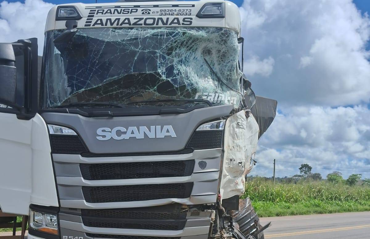 VÍDEOS: casal de Cerejeiras que sobreviveu a acidente na BR 364 aponta “buraco do DNIT” como possível causa da batida entre carretas