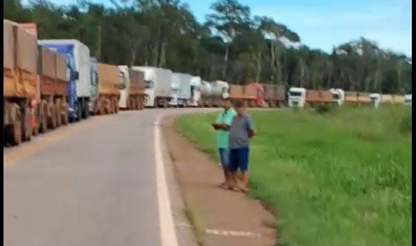 ASSISTA VÍDEOS: carreta tombada na pista interdita trecho da rodovia que liga Vilhena à cidade de Comodoro (MT)