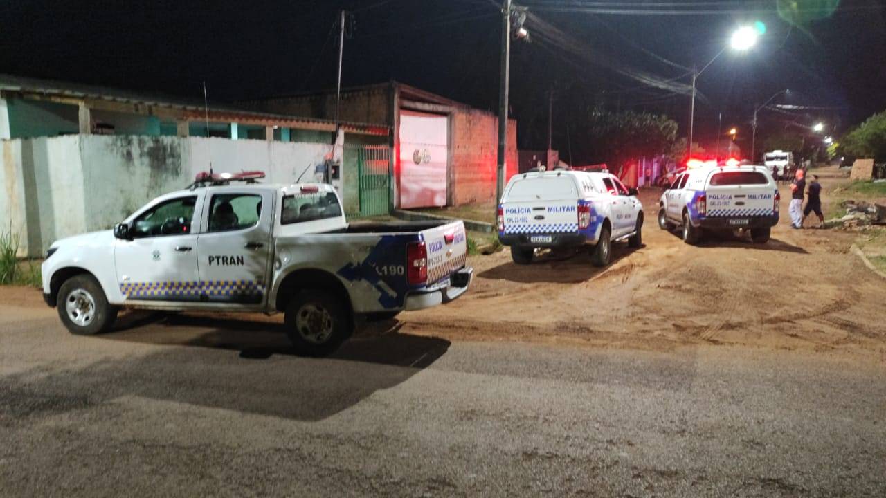 Em Vilhena, homem tem casa invadida por assassinos armados e consegue escapar fugindo pelo forro do banheiro
