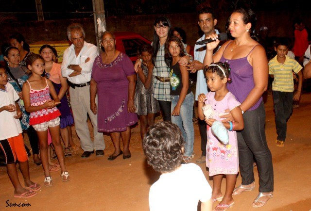 Primeira-dama organiza festa de aniversário para menina seqüestrada