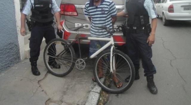 Garoto de 13 anos tem bicicleta roubada e é ameaçado por viciado