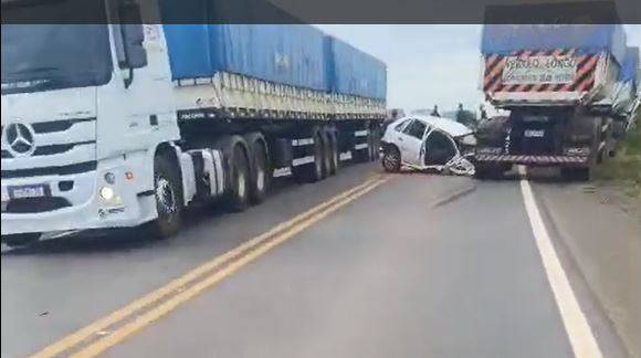 VÍDEO: acidente envolvendo carro e carreta entre Vilhena e Pimenta Bueno deixa um morto e ferido agonizando na BR 364