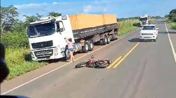 ASSISTA VÍDEO: após ir parar embaixo de caminhão na BR 364, motociclista é resgatado e trazido para Vilhena